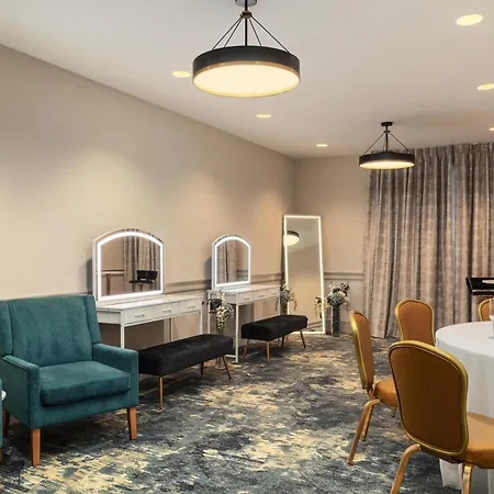 Hilton Garden Inn Milwaukee Northwest Conference Center-3